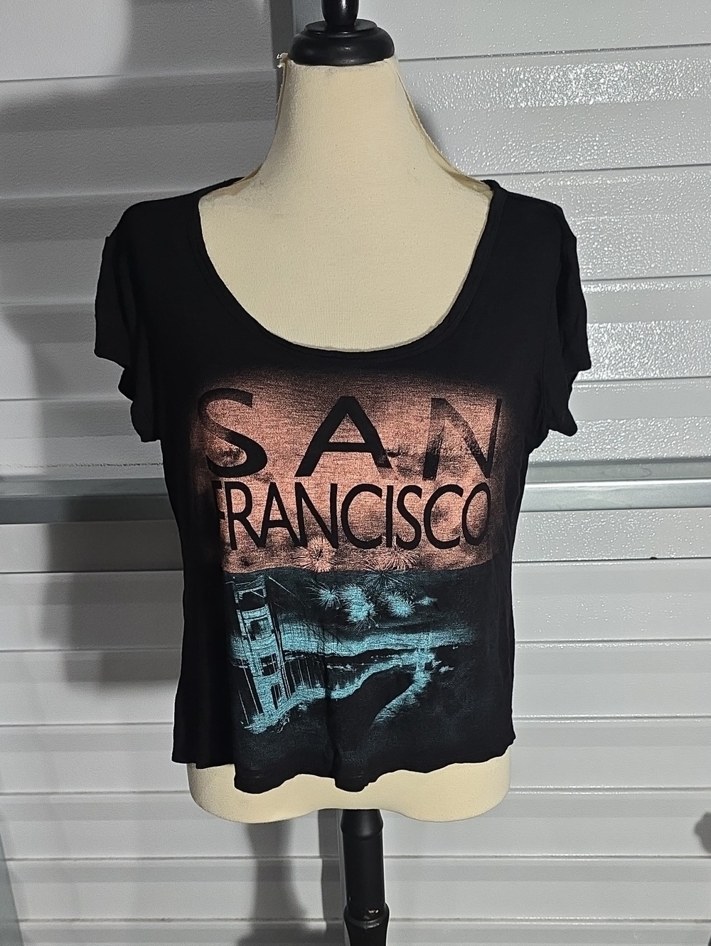 IFSE Black Scoop Neck San Francisco Tee with Coral and Teal Print Size XL